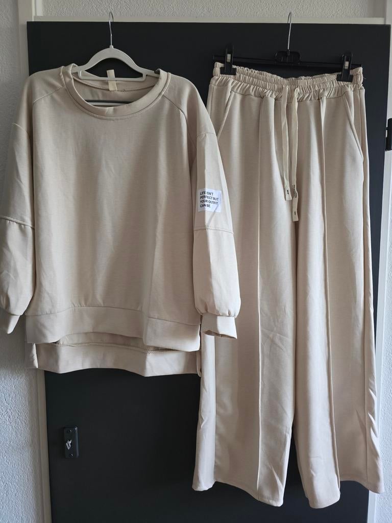 Nieuw 2delig pak life isnt perfect 40 42 44 beige, Kleding | Dames, Huispakken, Ophalen of Verzenden, Nieuw, Maat 42/44 (L), Beige