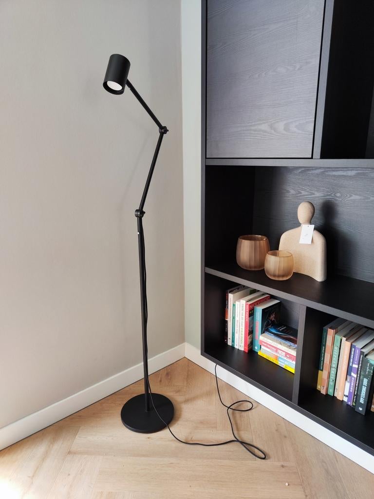 Zwarte staande lamp met verstelbare arm, Ophalen, Strakke moderne vormgeving, Zo goed als nieuw, Metaal
