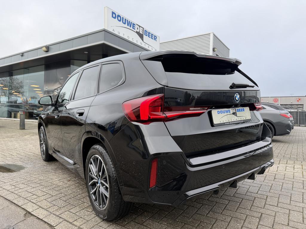 BMW iX1 xDrive30 M sport 67 kWh Pano-Dak | Leer | Stoelverw., Automaat, 12 maanden, Gebruikt, Zwart