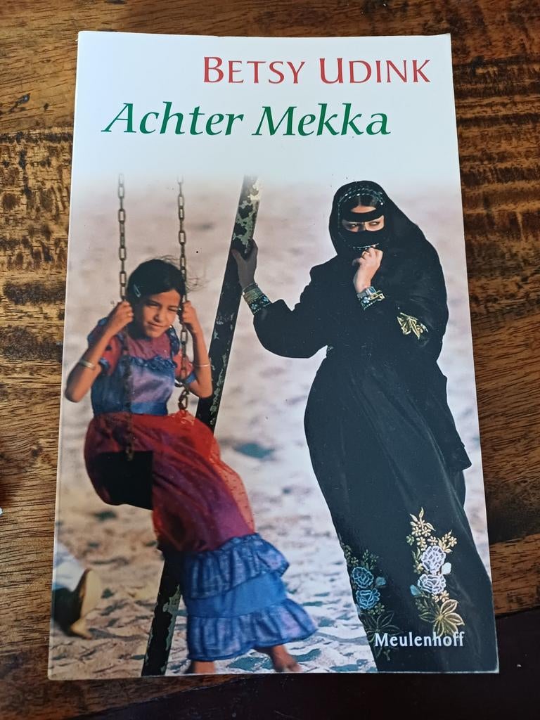 Betsy Udink - Achter Mekka, Ophalen of Verzenden, Zo goed als nieuw, Betsy Udink
