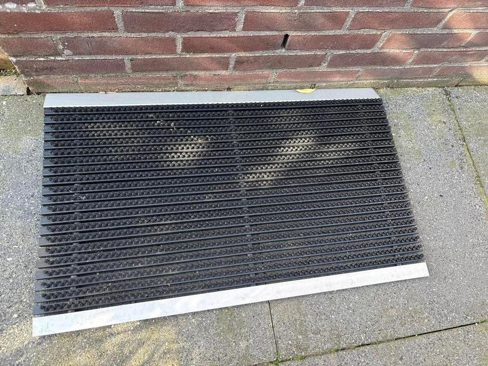 Deurmat buiten 79x50cm met aluminium & borstels, Tuin en Terras, Overige materialen, Gebruikt, Schoonloopmat, Ophalen of Verzenden