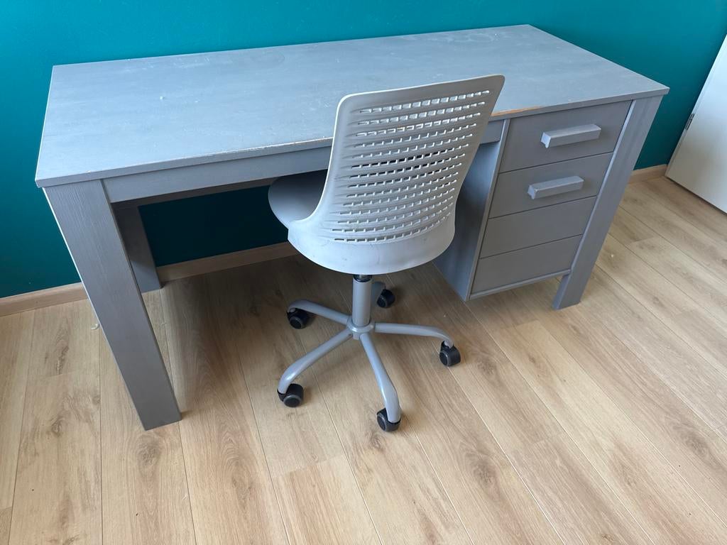 Houten bureau met lades, 141x60x74 cm, Huis en Inrichting, Bureaus, Ophalen, Gebruikt, Grijs, Hout