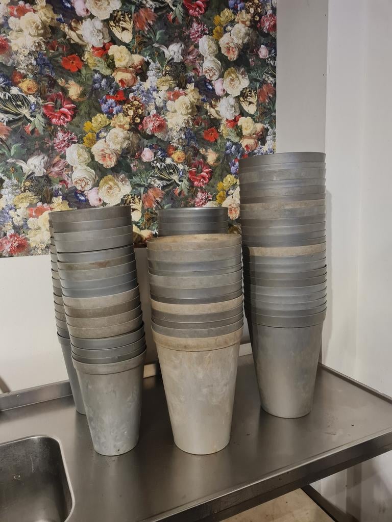 Diverse vazen/ emmers, Ophalen