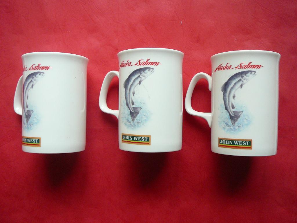 3 mokken John West Alaska salmon, Ophalen of Verzenden, Aardewerk, Overige stijlen, Kop(pen) en/of Schotel(s)