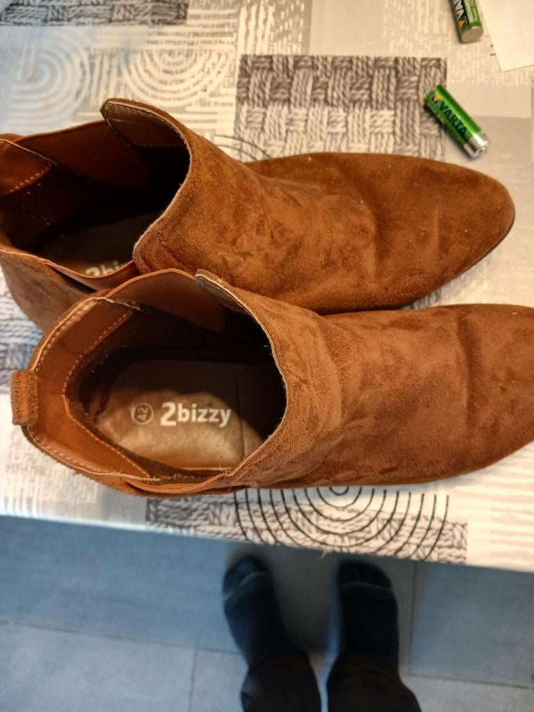 Bruine suède enkellaarsjes - Maat 42, Bruin, Lage of Enkellaarzen, Ophalen of Verzenden, Gedragen