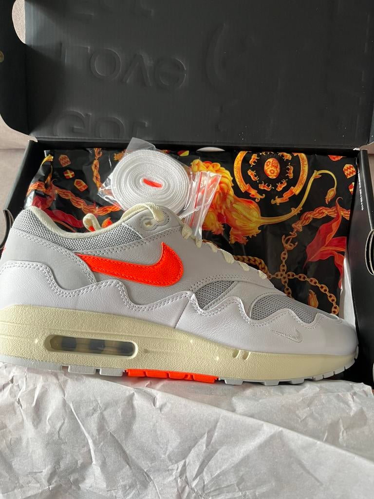 Nike x Patta Air Max 1 '87 ‘White Crimson’  Maat 45, Kleding | Heren, Schoenen, Wit, Nieuw, Ophalen of Verzenden, Sneakers of Gympen