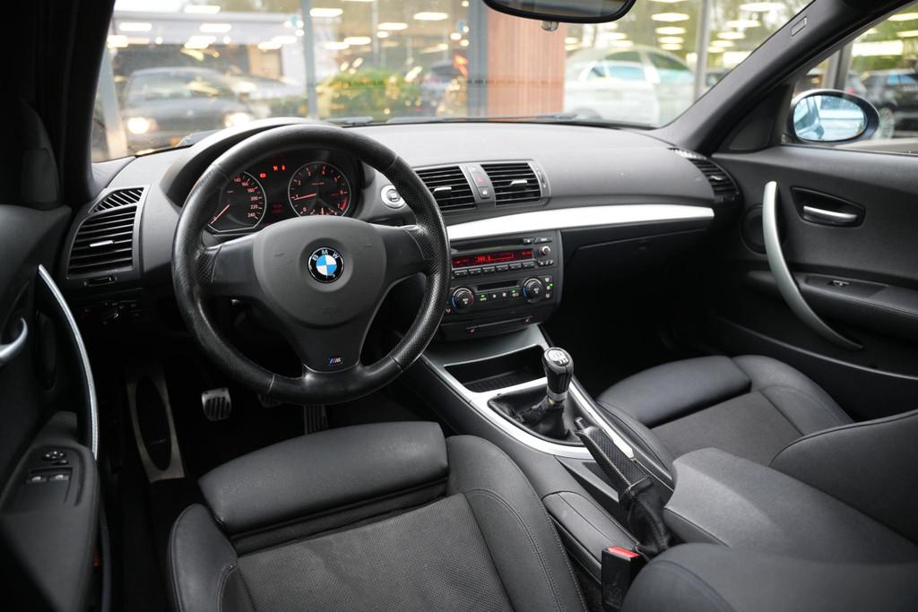 BMW 1-serie 118i M Pakket Stoelverw., Auto's, BMW, 1-Serie, 4 cilinders, 129 pk, Zwart