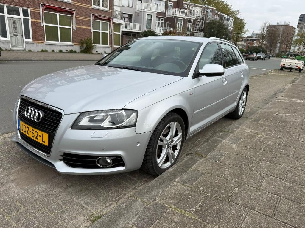 Audi A3 1.8 Tfsi 118KW Quattro Sportback 2010 Grijs, Auto's, Zwart, 4 cilinders, 160 pk, Leder en Stof