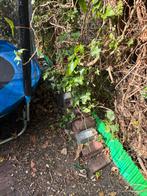 Gratis! Oude bakstenen en betontegels voor tuin of decoratie, Ophalen of Verzenden, Gebruikt, Bakstenen