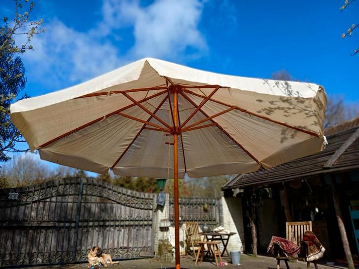 Grote houten parasol met stevige voet, Tuin en Terras, Parasols, Ophalen