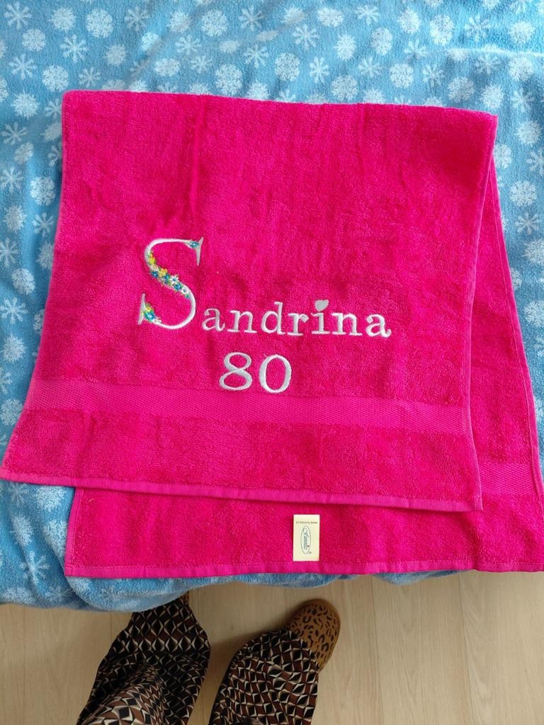 Nieuwe roze Handdoek Sandrina 80 kado idee, Ophalen of Verzenden, Nieuw, Roze, Handdoek