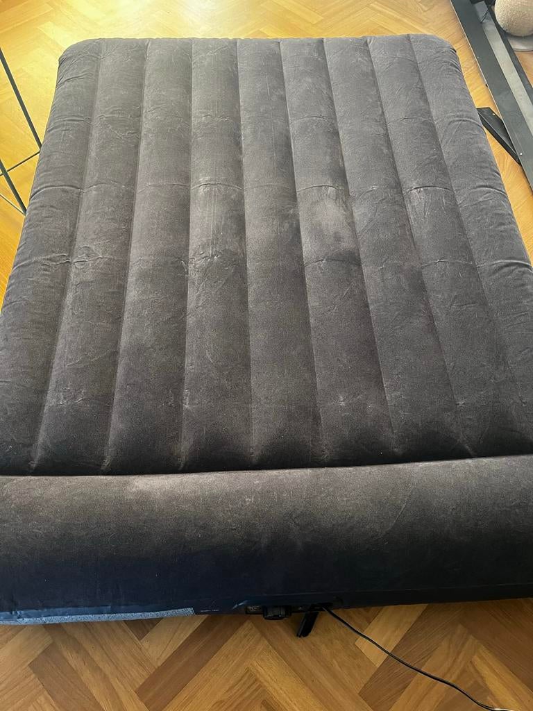 Intex Luchtbed 2P met Pomp - 152x203cm, Ophalen of Verzenden, Ingebouwde pomp, Gebruikt, 2-persoons