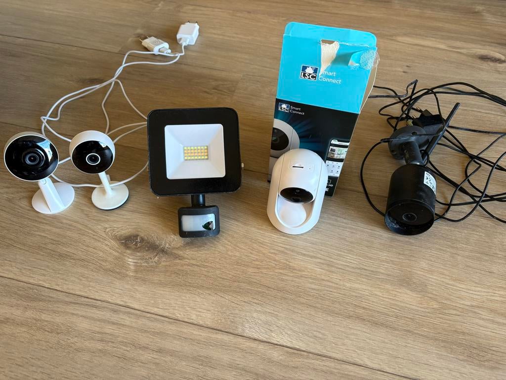 Action LSC Smart Connect camera's en floodlight met sensor, Ophalen of Verzenden, Gebruikt, Binnencamera