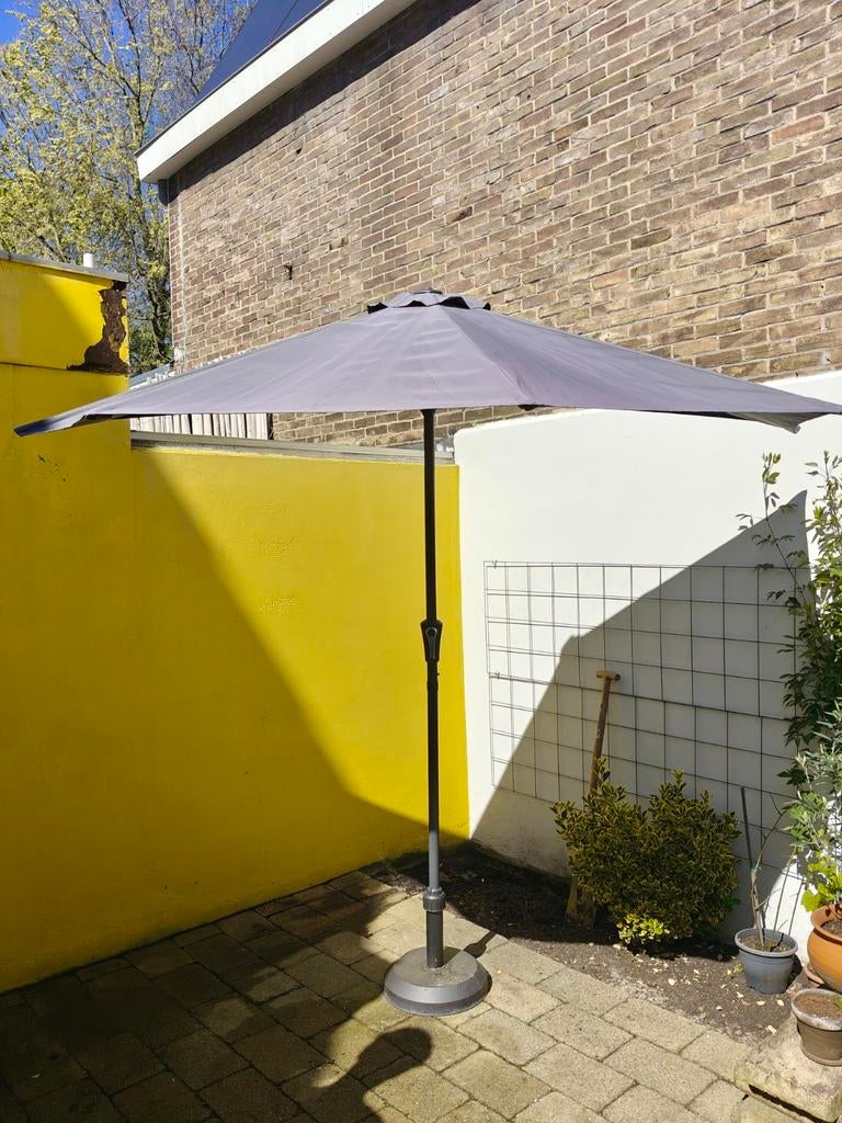 Grijze balkonparasol met voet en hoes, Ophalen, Gebruikt, 2 tot 3 meter, Stokparasol