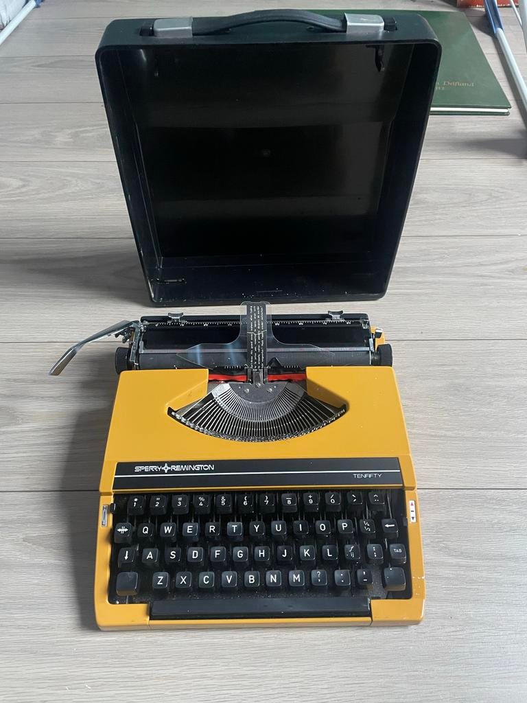 draagbare typemachine uit de jaren '70 of '80., Diversen, Typemachines, Ophalen of Verzenden, Zo goed als nieuw