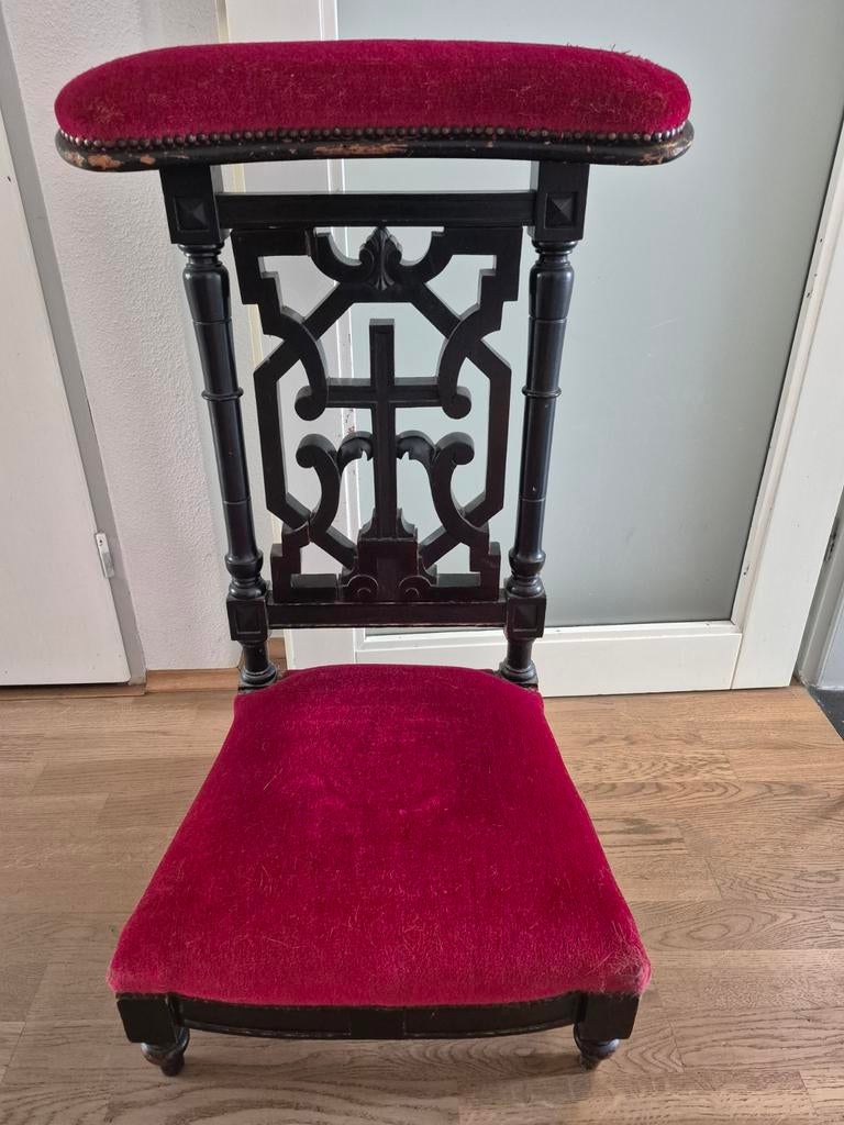 Antieke bidstoel met rood fluweel en kruismotief, Antiek en Kunst, Antiek | Religie, Ophalen