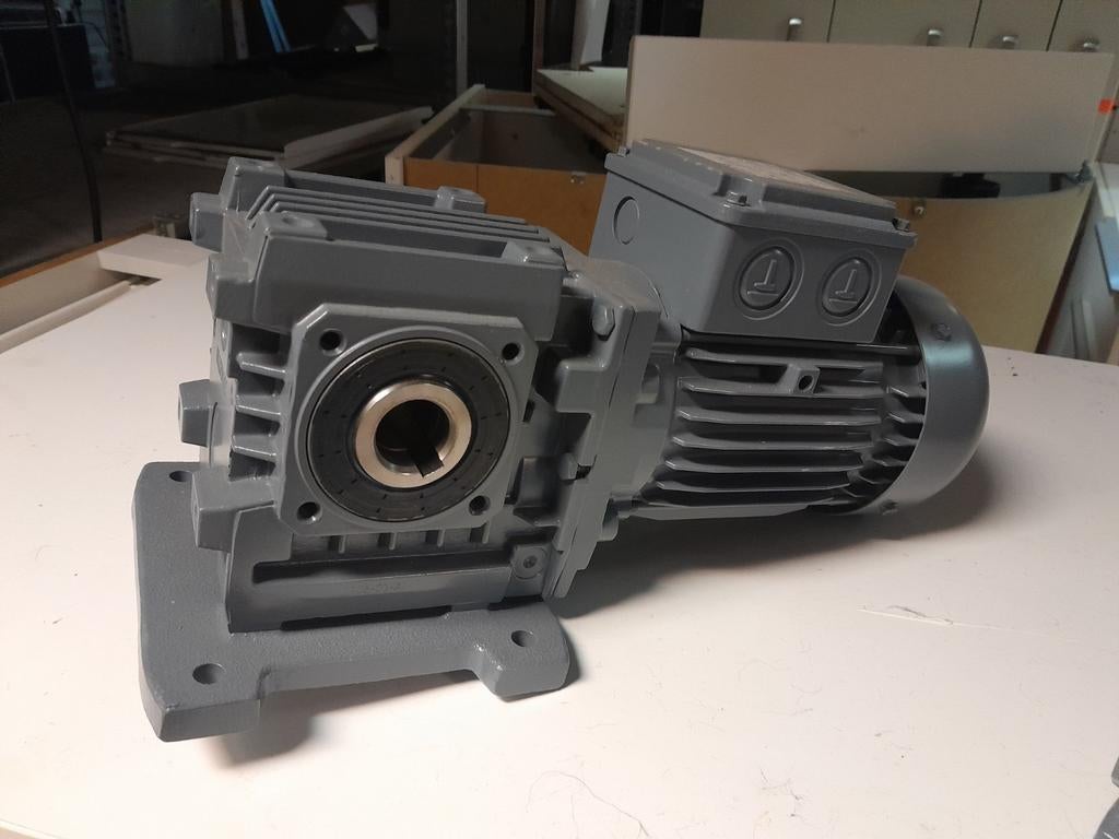 2x BAUER motor met vertragingskast, zo goed als nieuw, 400V, Doe-het-zelf en Verbouw, Ophalen of Verzenden, Zo goed als nieuw