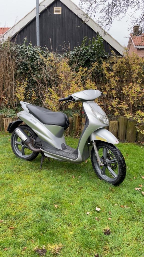 Scooter 70 cc, Fietsen en Brommers, Snorfietsen en Snorscooters, Zo goed als nieuw, Benzine, Ophalen