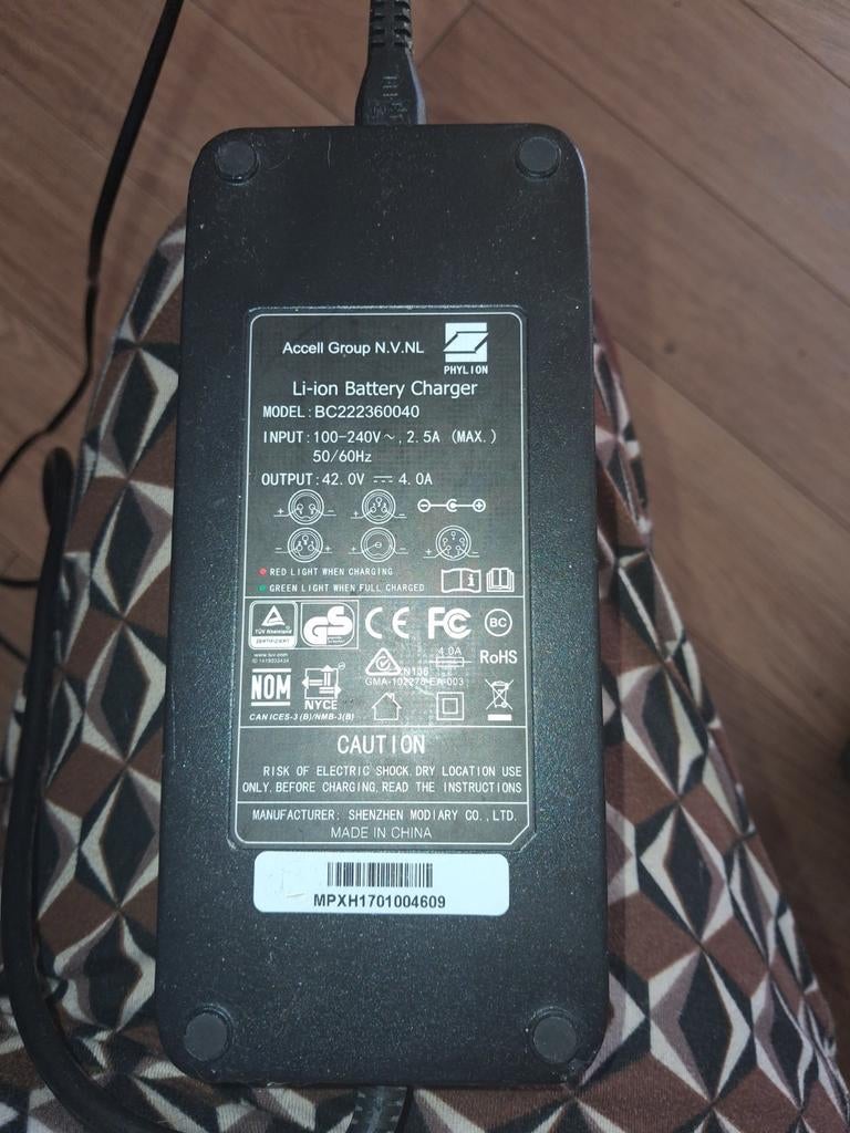 ALLEEN VANDAAG! Phylion Li-ion Fietsacculader 42V 4.0A, Fietsen en Brommers, Fietsaccessoires | Fietsaccu's, Ophalen of Verzenden