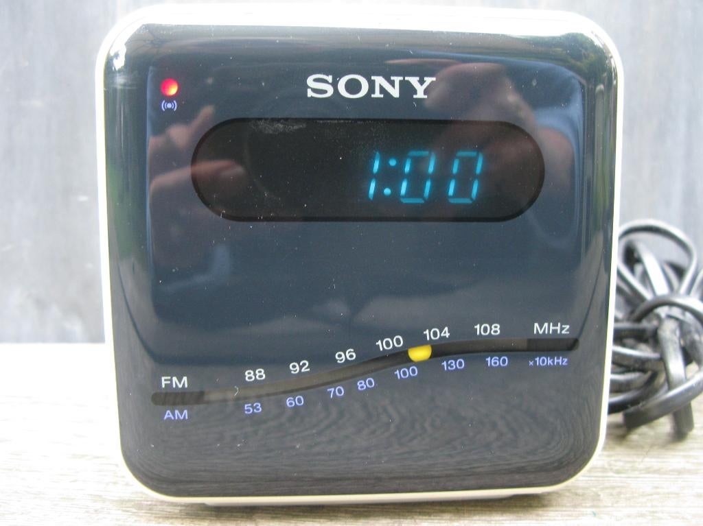 SONY KLOK-RADIO-WEKKER "DIGICUBE" C 101 W VINTAGE, Ophalen of Verzenden, Gebruikt, Digitaal, Wekker of Tafelklok