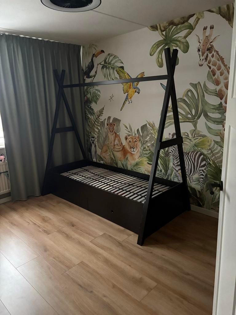 Zwart Tipi Bed met Grote Lade - Kinderbed, Ophalen, 85 tot 100 cm, Zo goed als nieuw, Lattenbodem