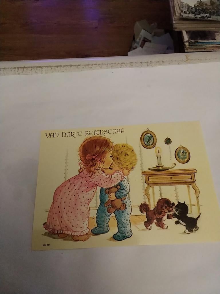 EEN KUS. VAN ZUS BIJ SPELENDE DIEREN, Ophalen of Verzenden