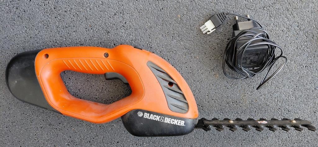 Black & Decker heggenschaar 6V met oplader, Ophalen of Verzenden, Gebruikt, Elektrisch