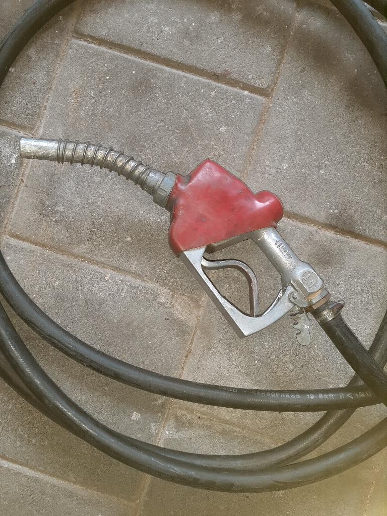 goed tankpistool met lange slang ,komt van oude benzine pomp, Ophalen, Gebruikt