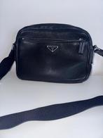 Prada schoudertas - Zo goed als nieuw, Sieraden, Tassen en Uiterlijk, Tassen | Schoudertassen, Overige merken, Zwart, Ophalen of Verzenden