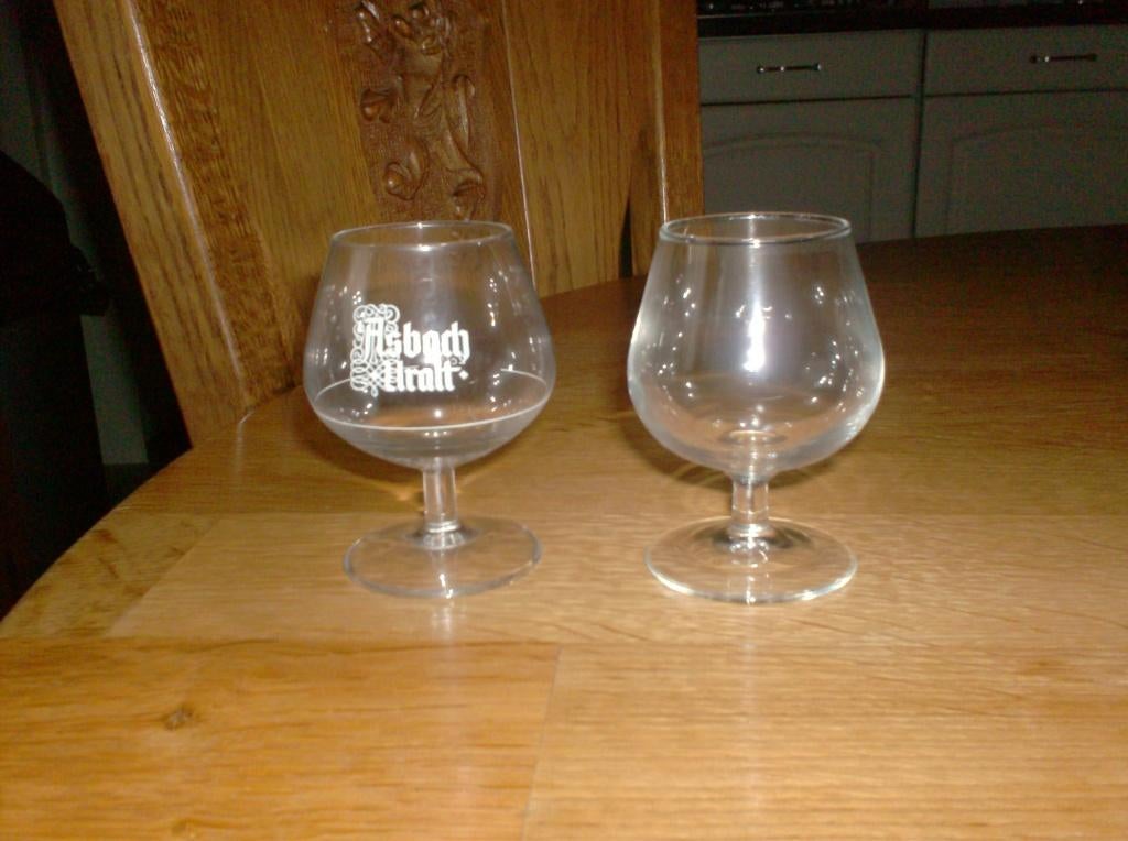 2 cognac glazen 1x asbach uralt + 1x blanco glas samen voor, Verzamelen, Ophalen of Verzenden, Nieuw, Overige typen