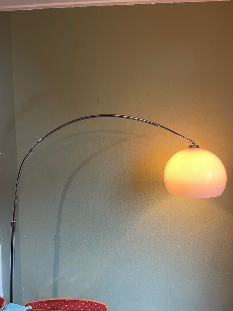 Vintage booglamp met witte kap, Ophalen of Verzenden, Zo goed als nieuw, Kunststof, 150 tot 200 cm