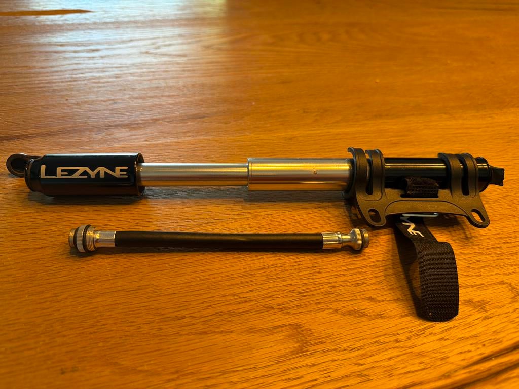 Lezyne fietspomp voor racefiets - Compleet, Ophalen of Verzenden, Zo goed als nieuw