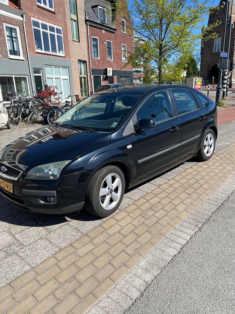 TE KOOP VAN 2e EIGENAAR Ford Focus 1.6 85KW 5D 2006 Zwart, Auto's, Ford, 1596 cc, 625 kg, 4 cilinders, Zwart