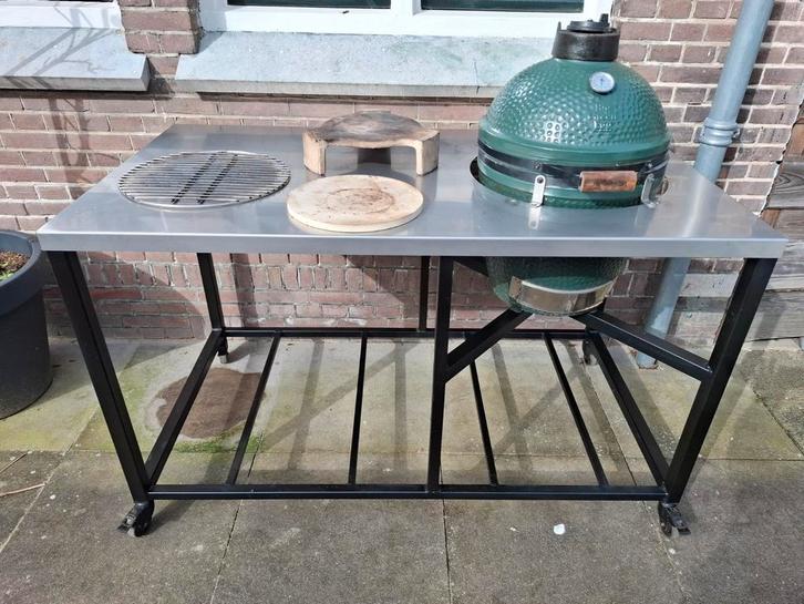 Big Green Egg M met RVS blad en zwart stalen frame, Tuin en Terras, Houtskoolbarbecues, Gebruikt, Met accessoires, Ophalen