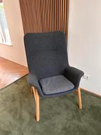 Grijze fauteuil met houten poten, Huis en Inrichting, Fauteuils, Ophalen, Minder dan 75 cm, Zo goed als nieuw, 50 tot 75 cm
