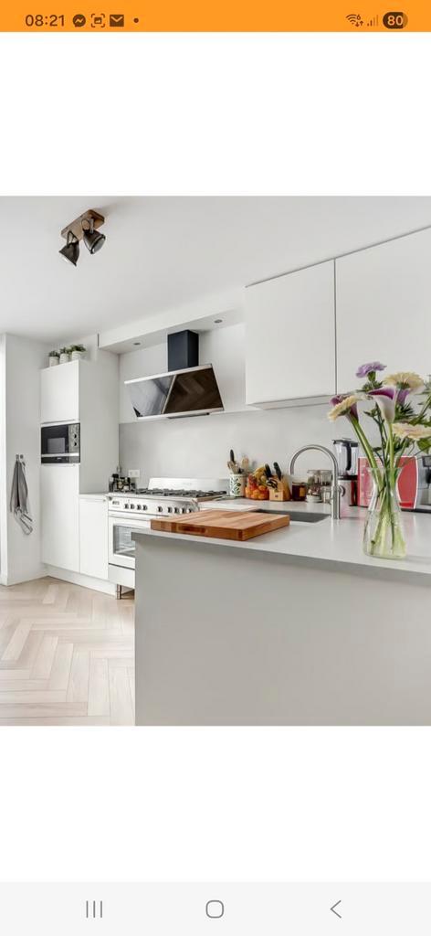 Witte hoekkeuken met kookeiland en diverse inbouwapparatuur, Huis en Inrichting, Keuken | Complete keukens, Ophalen of Verzenden