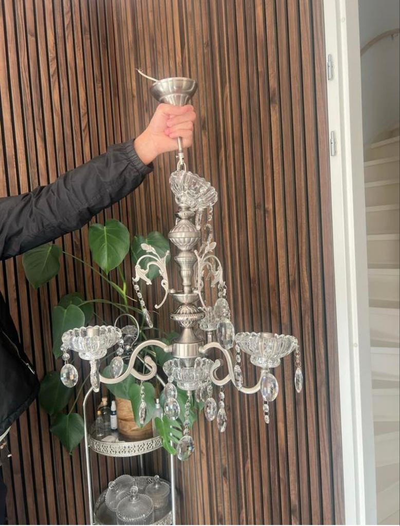 Zilverkleurige kandelaar met kristallen hangers, Ophalen of Verzenden, Overige materialen