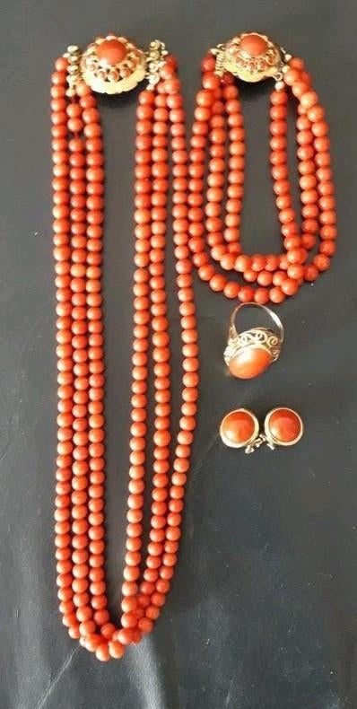 Bloedkoraal ketting Armband Oorbellen Ring, Ophalen of Verzenden, Zo goed als nieuw, Rood, Goud