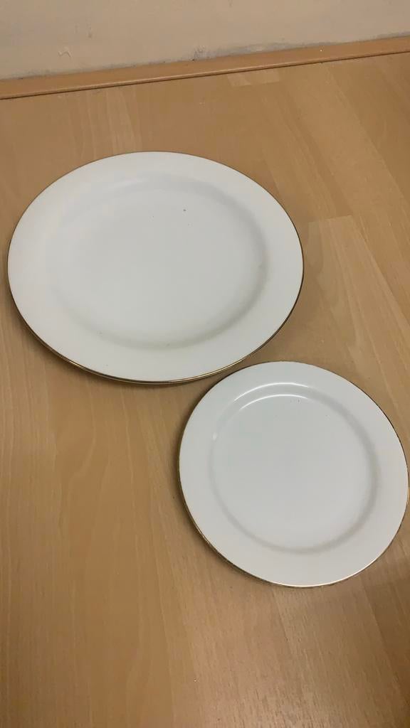 Twee witte borden met gouden randje, Gebruikt, Keramiek, Ophalen of Verzenden, Bord(en)