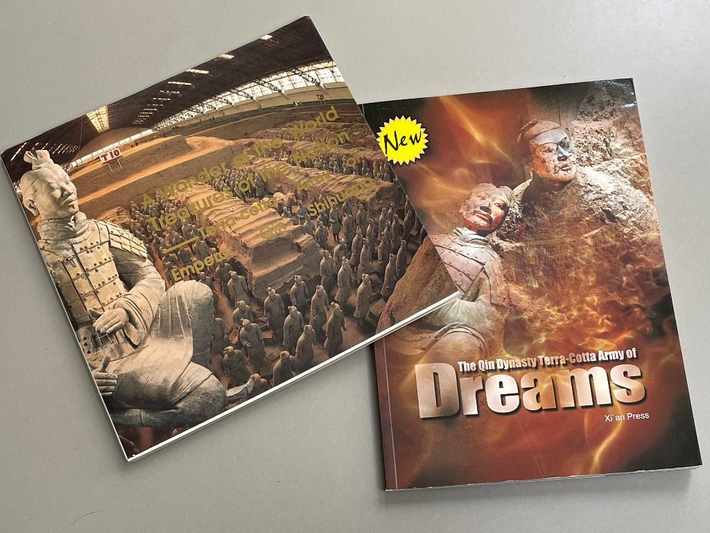 2 boeken Terra Cotta leger van keizer Qin Shihuang.  China, Ophalen of Verzenden, Zo goed als nieuw, Overige gebieden