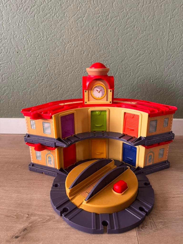 Remise voor houten treinbaan chuggington. Past op alle banen, Ophalen of Verzenden, Zo goed als nieuw