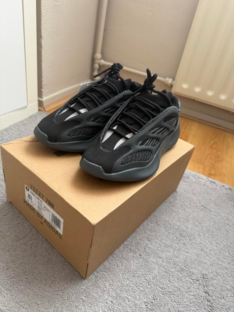 Yeezy 700 v3, Ophalen of Verzenden, Zo goed als nieuw, Zwart