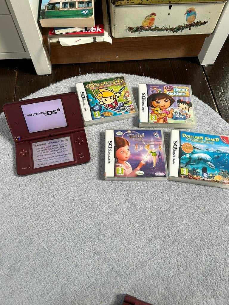 Rode Nintendo DSi XL, Spelcomputers en Games, Spelcomputers | Nintendo DS, Dsi, Ophalen of Verzenden, Zo goed als nieuw, Met beschermhoes of tas