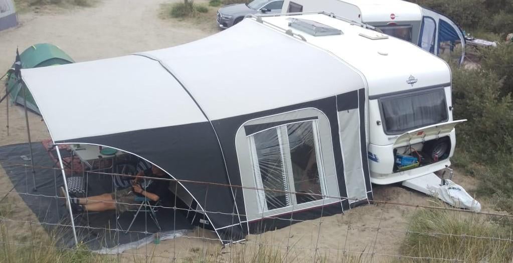 Hobby caravan 2001 met Unico Turijn XL luifel en inboedel, Vast bed, Hobby, Particulier, Tot en met 4