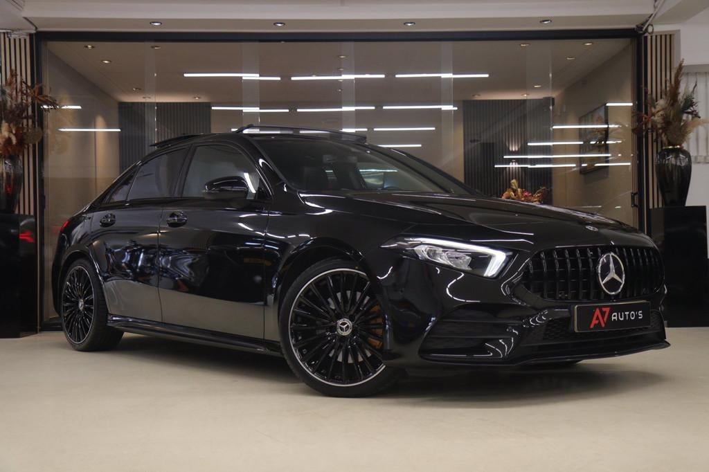 Mercedes-Benz A-klasse 220 AMG-LINE Pano/Sfeer/Camera/Laneas, Auto's, Mercedes-Benz, 730 kg, Gebruikt, Euro 6, Alcantara