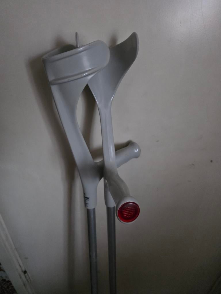 Te koop een setje  nette loop krukken, Diversen, Loopkrukken, Ophalen of Verzenden, In hoogte verstelbaar, Gebruikt