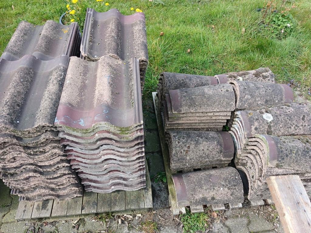 Teeuwen betondakpannen (ca. 250 stuks) met nokvorsten, Ophalen