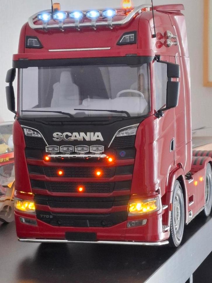 Scania S770 met Carson verlichting, Hobby en Vrije tijd, Modelbouw | Auto's en Voertuigen, Ophalen