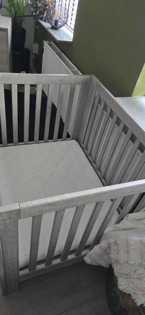 Stevige houten box met matras, Ophalen, Gebruikt, Overige typen