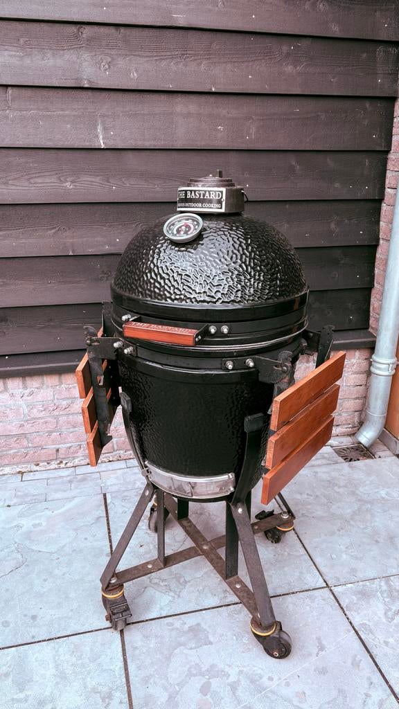 The Bastard Medium Kamado BBQ, Tuin en Terras, Houtskoolbarbecues, Ophalen, Gebruikt, Met accessoires